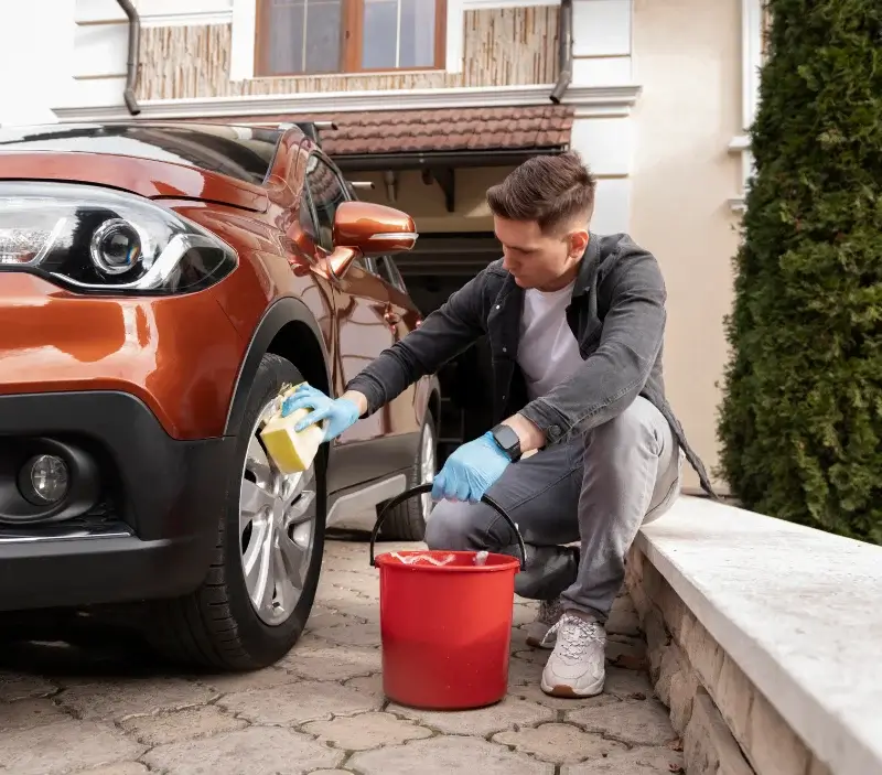 Lavage auto à domicile Val-Fouzon : professionnel intervenant sur un véhicule